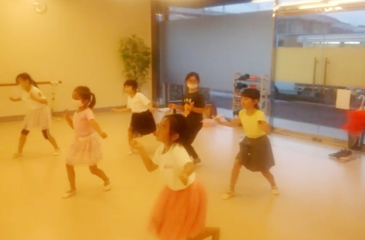 「函南　独自の教育で英語ダンス」