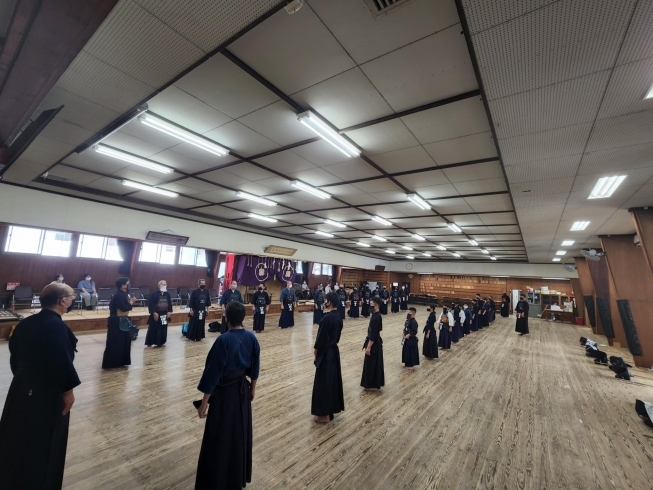 いつもと違う先生方の顔ぶれに、子ども達は緊張・・・「伊丹剣道協会主催「剣道体験教室」（8/28）」