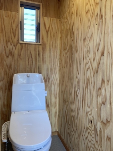 施工前の殺風景な雰囲気のトイレ「インテリアハナワの伝えたい仕事16」