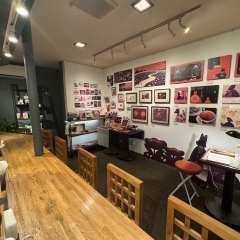 【開店】コーヒーを楽しみながらアートに触れ合い楽しめる「Cafe&Gallery Bee cafe」がオープン