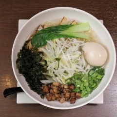 『亀戸らぁ麺 零や 船橋店』で旨味が染み渡る淡麗塩そば