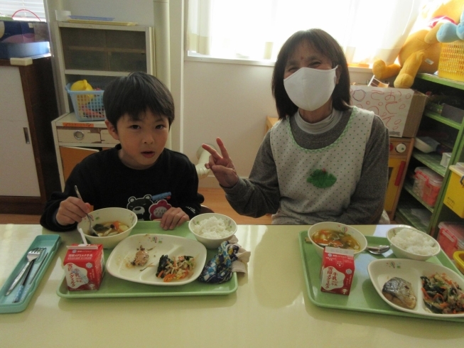 先生と一緒に食べる給食は美味しいね♡「令和2年度　最後の給食でした。」