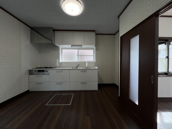 システムキッチンも新しく明るいホワイトカラーです「【水沢南大鐘】中古住宅見学予約受付中！」