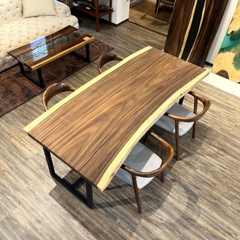「[濃い木目の高級感ある一枚板]の紹介。一枚板テーブル、無垢のテーブル、ダイニングテーブルの札幌市清田区の家具の店、Ties interior。」