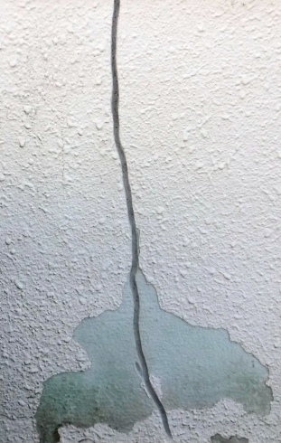 壁の亀裂、塗装の剥がれ「壁や床のヒビを直します！」