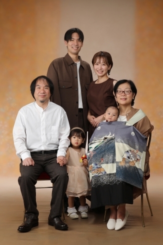赤ちゃんの100日記念の家族写真です「赤ちゃんの100日記念⭐︎1歳の誕生日の記念写真⭐︎」
