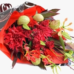 贈呈にピッタリ!季節のお花とグリーンの組み合わせの花束。ワンサイドの豪華な花束