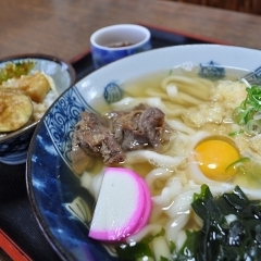 もちもち&コシの強い手打ち麺にハマる！ 醍醐うどんミニ天丼付