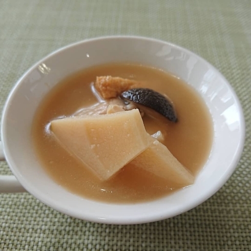 お食事に付くスープは地元産孟宗汁「日替わり『冷しゃぶサラダ麺』♪」
