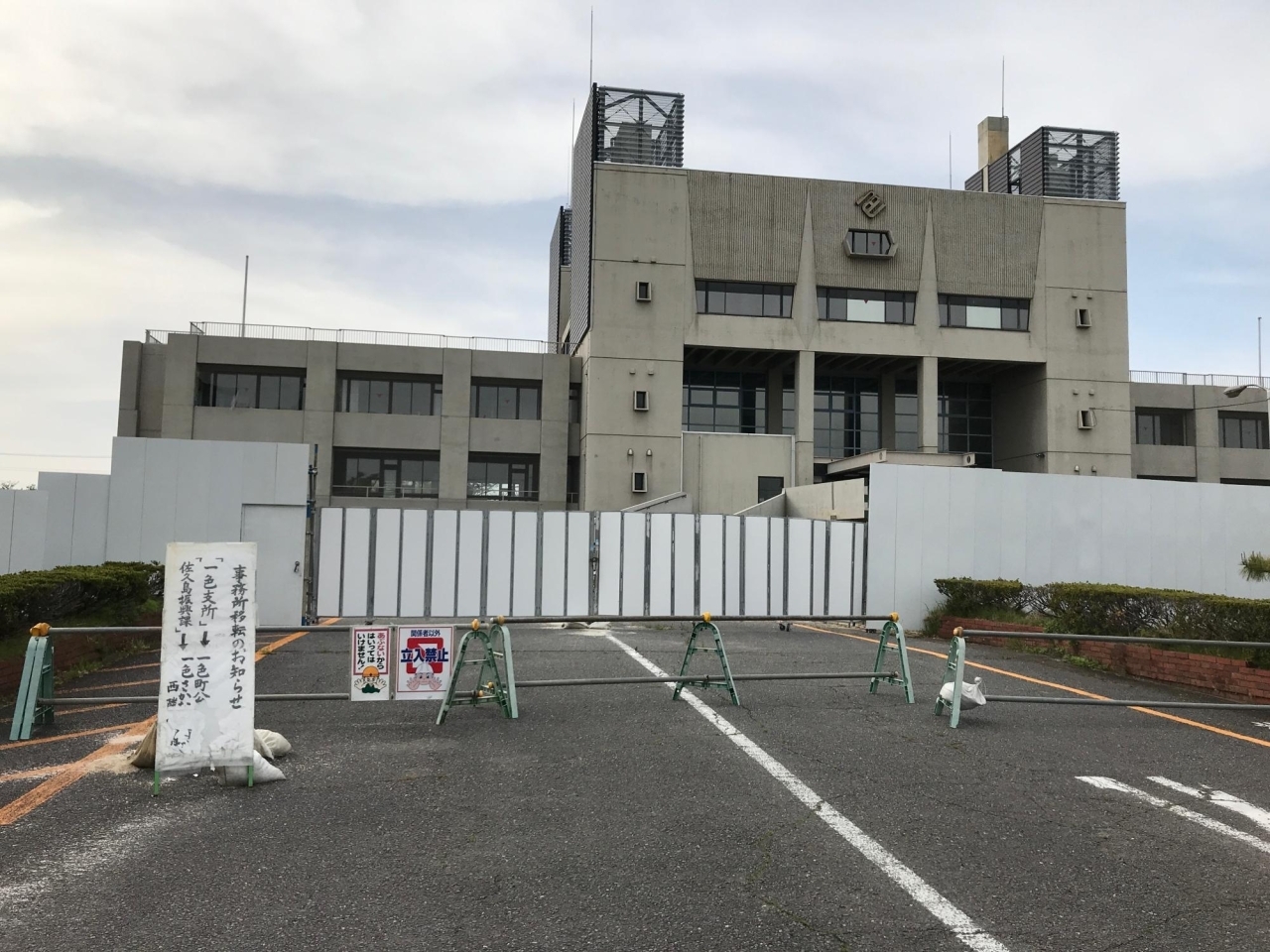 旧西尾市役所一色支所はなんだか寂しい情景です