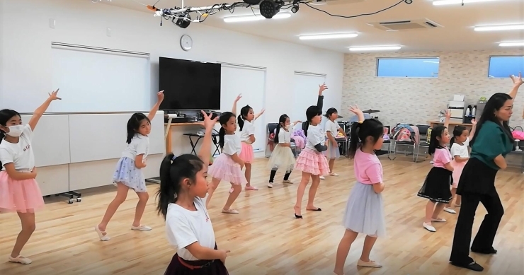 ラテンダンスやショーダンスも習得「ダンスクラス　女の子の姿勢、情緒、運動能力に効果！！」