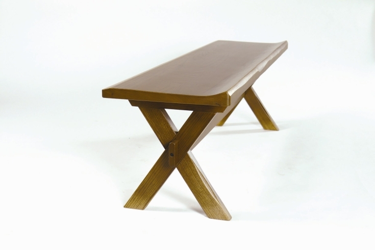 こんな座面のベンチ あまり他にはないですよね？「存在感のある 一枚板風テーブル はいかが❔」