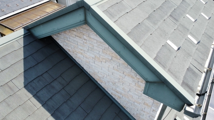 カバー工法前のコロニアルネオの写真です「足立区青井で外壁をグラデーション塗装・コロニアルネオの屋根カバー工事を行いました！～外壁塗装専門店のユウマペイント市川店～」