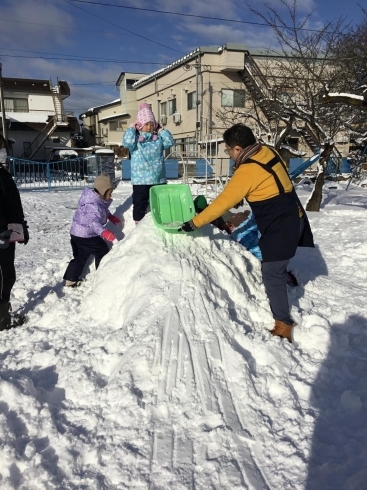 カバ園長先生の滑り台☆彡「念願の雪遊びができました☆彡カバ園長先生が大きな滑り台を作ってくれましたよ！」