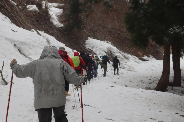 まだ雪が残るなか、歩く歩く「『三階滝トレッキング』に参加してきました☆」