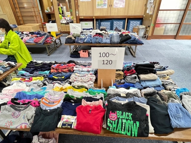 事前回収でたくさんの衣類が集まりました「【開催報告】江戸川区初！　町会・子ども会主催の『こども服交換会』大盛況でした！」