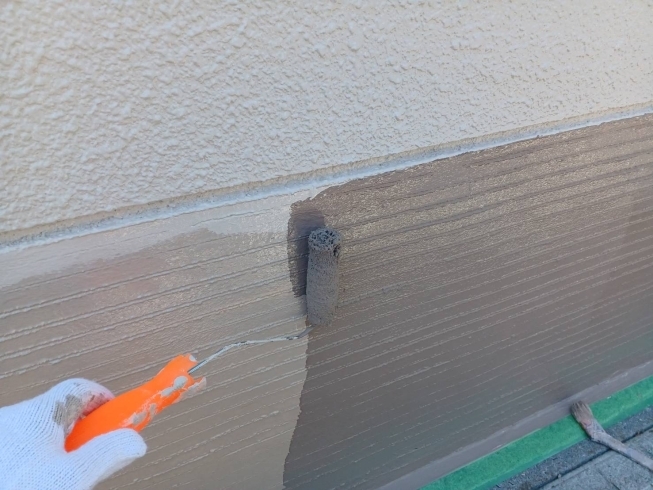 塀塗装　中塗り「作新建装　今週の施工」