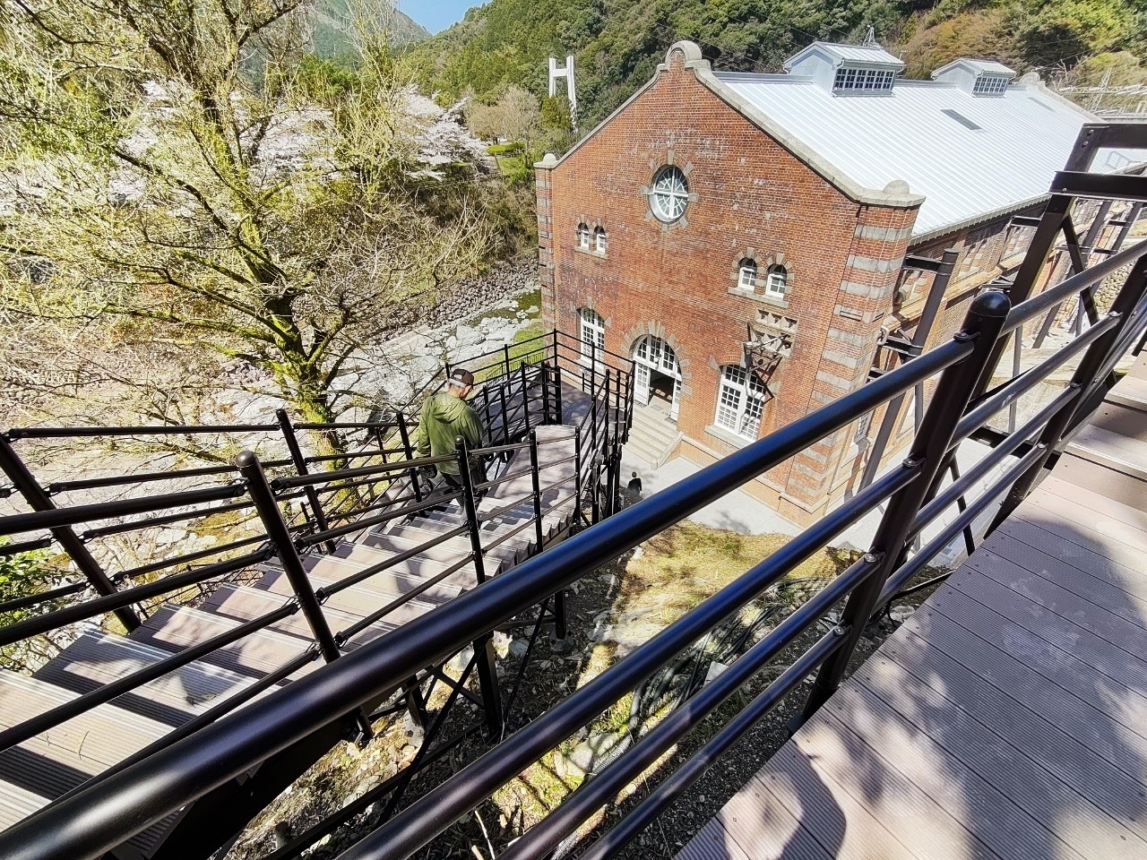 【写真】旧端出場水力発電所へと降りる階段