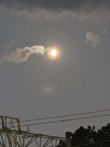 お月様は食べちゃダメですよ笑って雲が横から「皆さん満月の日お空見上げてみましたか？たまにはお空見上げて大きく深呼吸。安上がりなリフレッシュTimeも必要ですね。」
