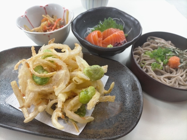 新玉ねぎとそら豆のかき揚げ「   ○・。＊　週替わりアザレアランチ　＊。・○」