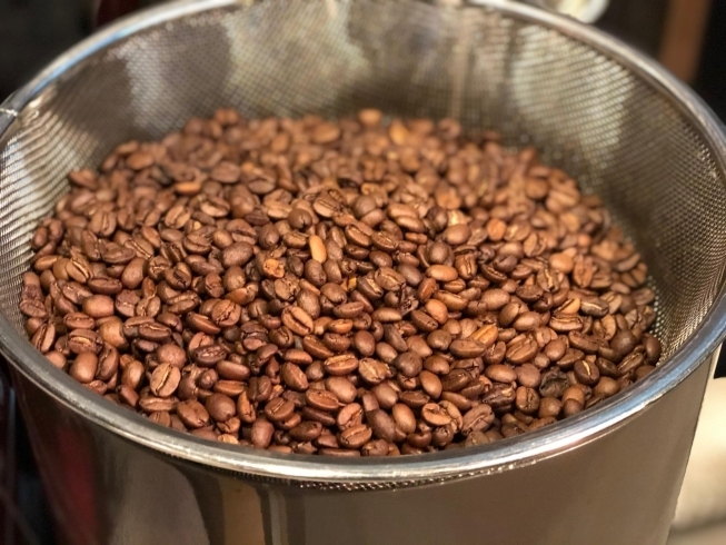美味しいコーヒーは鮮度が大切！注文毎に焙煎します。「市川駅南口すぐ【グリーン珈琲焙煎所】まろやかでクリアな味わいの水出しコーヒー！「作りたてボトル1ℓ」、自宅で簡単に作れる「水出しアイスコーヒーパック」オススメ！」