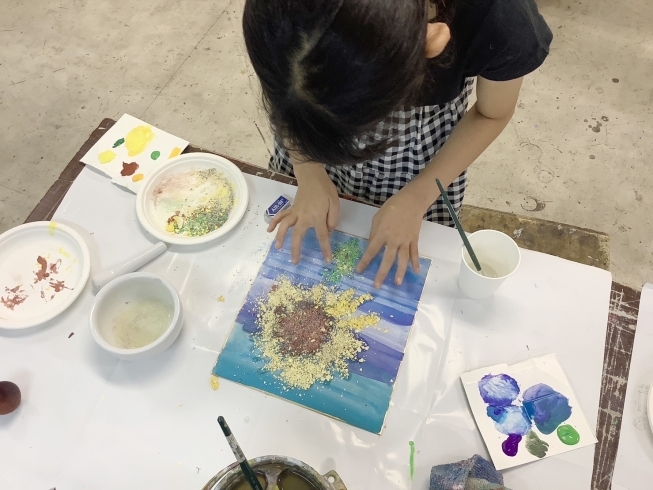 「たまごの殻でひまわりを描こう」制作風景「＜児童クラス＞夏のワークショップを開催しました！」