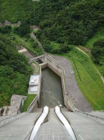おまけ：長井ダム、今日放流してました(^_-)-☆「白川ダムと長井ダムがライトアップされています❕　(7/26まで)」