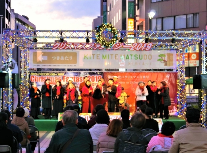 キレイな歌声が街に響き渡りました！「松戸駅西口のペデストリアンデッキで『ゴスペルクリスマス2019』を観てきました！！」