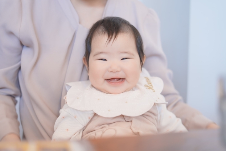 初めての赤ちゃんもこの笑顔「【6/17⭐︎シロクマ三日月珈琲さま開催　カフェ×ベビーマッサージ】」