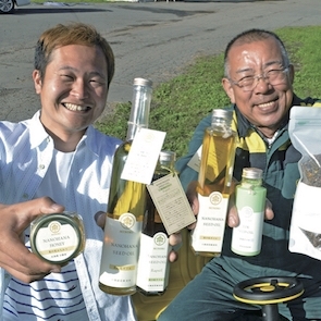 代表取締役社長 佐藤 健司 さん（写真左側）