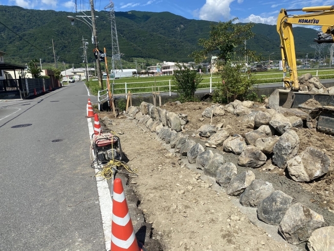 作業の様子です♪「池田町の古民家再生プロジェクト。石積みが始まりました。」