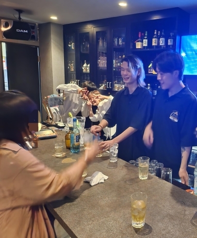 カウンターでスタッフと楽しい時間を！「Karaoke Bar Bell-静岡両替町カラオケバー#FOODあり#オススメ女子会プラン#二次会忘年会予約受付中」