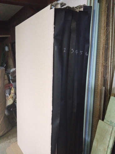 6枚の畳に竹炭シートを挟み込みました。「和紙表プラス竹炭シートで表替え」