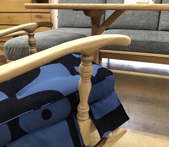 「飛騨産業ロングセラーの穂高シリーズのロッキングチェア。柚木沙弥郎氏と飛騨産業が創作した創業100周年記念したファブリック仕様をご紹介。職人技術が息づく飛騨産業の家具は神戸市西区の家具のネクストへ。」