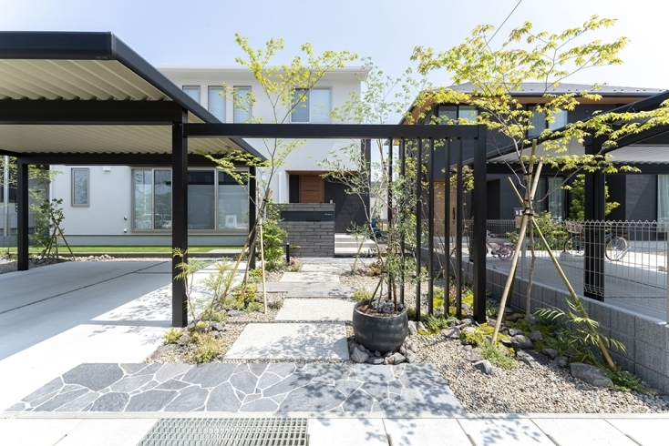 四季を感じるアプローチ「カーポートとアルミフレームで空間を窓取る　【福島市ガーデンエクステリア“庭造りのプロ”　植栽から剪定メンテナンスまで】」