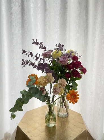 花束とテーブル装花「両親への花束のボトルフラワーが完成しました」