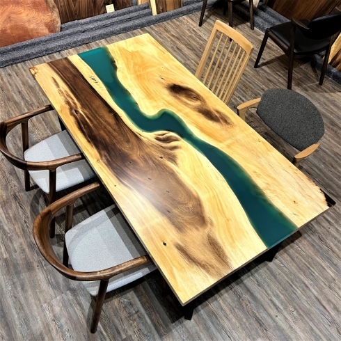 「[鮮やかなグリーンカラーのレジンテーブル]のご紹介。レジンテーブル、リバーテーブル、ダイニングテーブル。札幌市清田区の家具の店、Ties interior。」