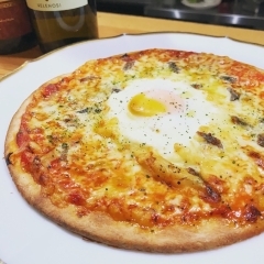 アンチョビと玉子のピザ