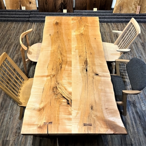「[ギラギラと美しい杢のテーブル]のご紹介。一枚板テーブル、無垢のテーブル、ダイニングテーブルのご紹介。札幌市清田区の家具の店、Ties interior」