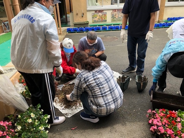 枯れた植木の抜き替え「街路樹サポーター(右京少年補導委員会　山ノ内支部)」