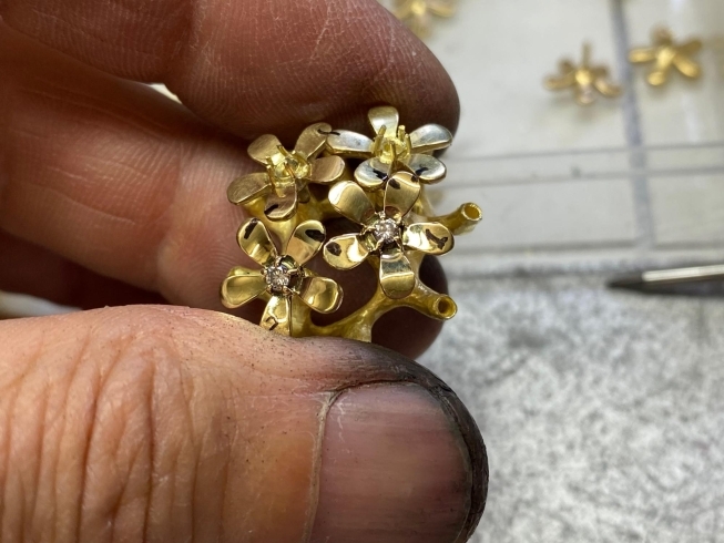 「小花を散らしたゴールド＆ダイヤモンドのリング　3月3日　スタジオアルジェント今日の作業机」