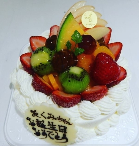 フルーツデコレーションケーキ「1年に一回のお誕生日ケーキ！どんなケーキにしようかな？【野駅から徒歩4分】」