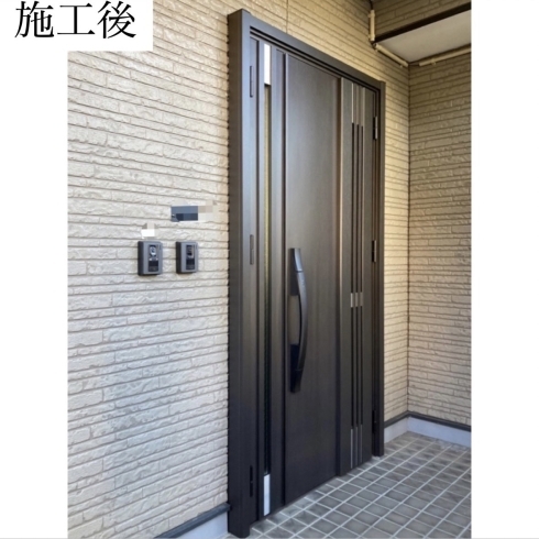 施工後。反対色でキリっと落ち着いた印象に。「【名古屋市】２世帯住居の玄関ドアリフォームをリシェントの防火戸でリフォーム✨」