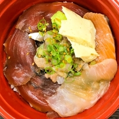 【鮨 登喜和】老舗寿司店の「気まぐれ魚介の漬け丼」を、テイクアウトで味わう【新発田】