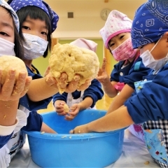 園児たちの“味噌仕込み”体験