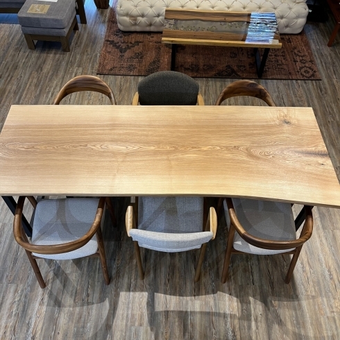 「[綺麗な木目と色味の一枚板]の紹介。一枚板テーブル、無垢のテーブル、ダイニングテーブルの札幌市清田区の家具の店、Ties interior。」