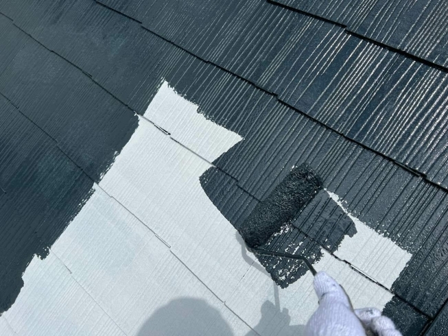 中塗りを行っている様子です。「市川市南行徳　屋根塗装工事が完了いたしました！～外壁塗装専門店のユウマペイント市川店～」