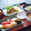 寿司とやまべ唐揚げ　そば（うどん）セット