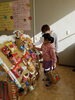 どれにしようかなぁ…?とお菓子を選んでいます！「クリスマス会の様子をお伝えします(^o^)」