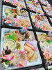 二段箱膳の上段です。「七五三も、終盤に、早めの忘年会は　あがわで。」